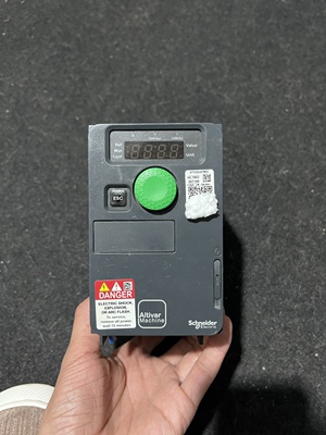 施耐德变频器ATV320U07M2C 0.75KW 单相220V实物拍摄,功能包好