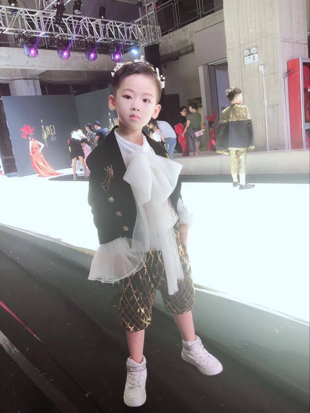 皖君高端儿童礼服模特走秀T台黑色西装 高定礼服男童礼服演出