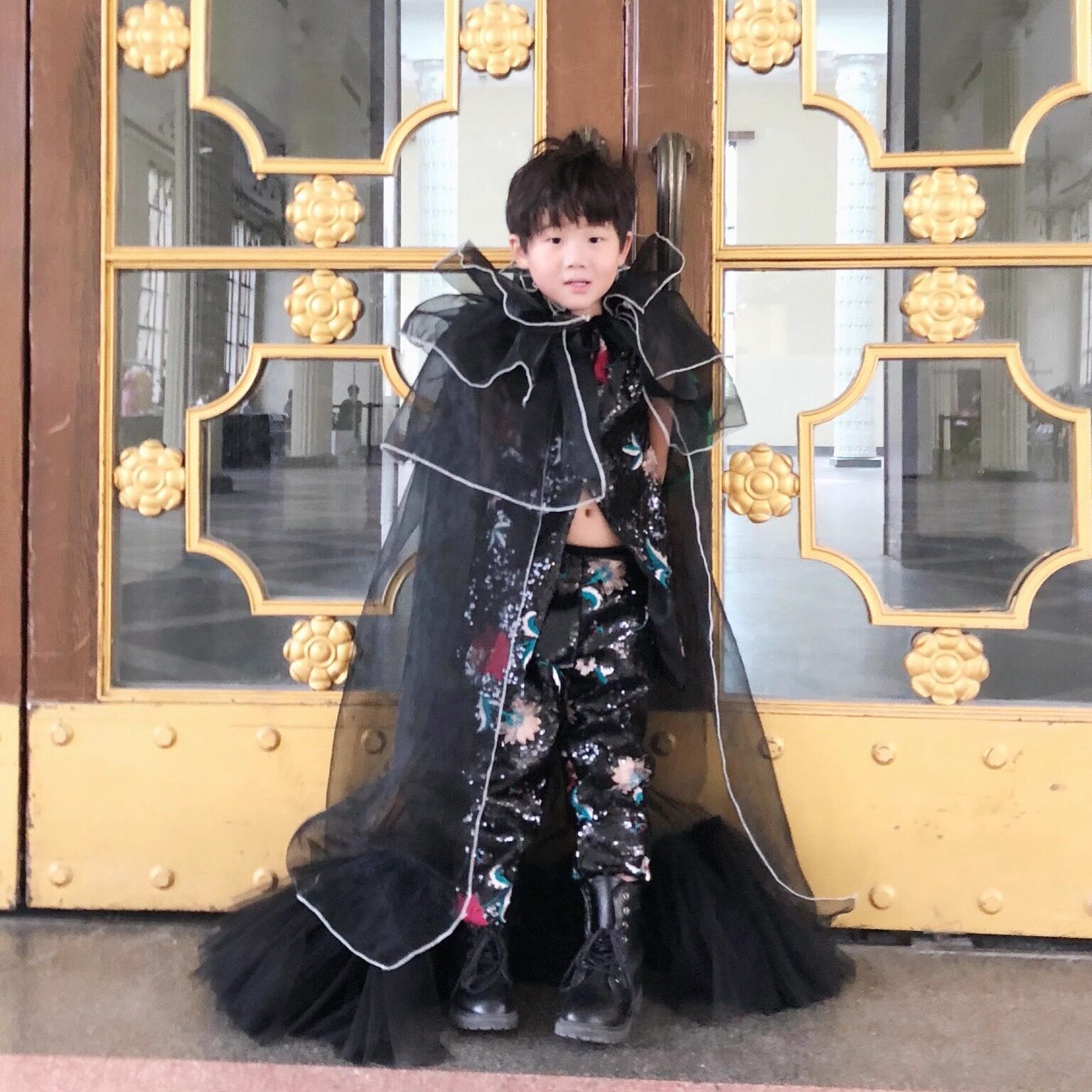 儿童走秀礼服黑色拖尾礼服男童模特比赛演出服装t台表演亮片礼服