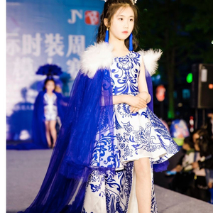 原创设计风团体晚礼服