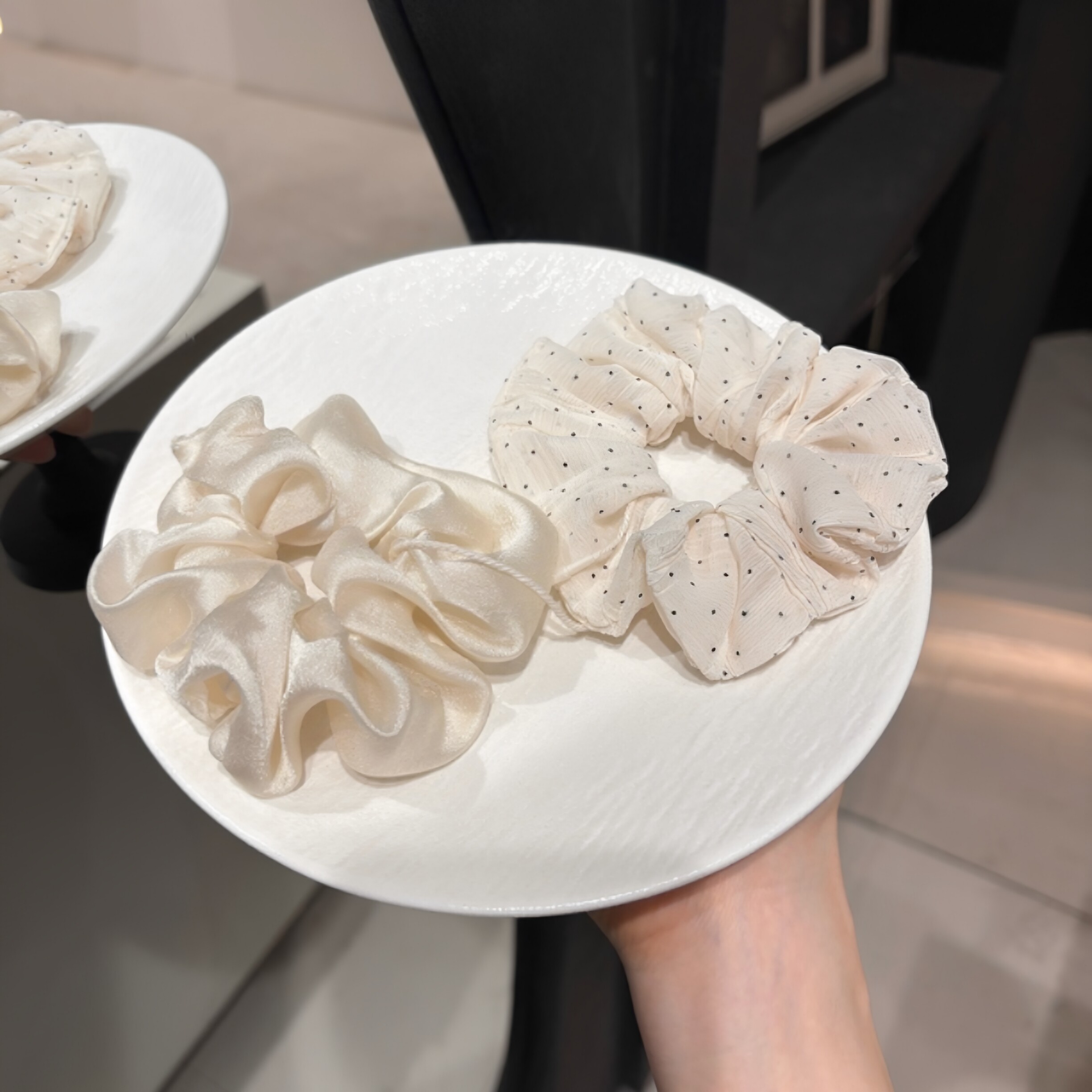 A0441 两件套韩系波点大肠发圈女高弹力扎头发绳后脑勺温柔发饰 - 实物图