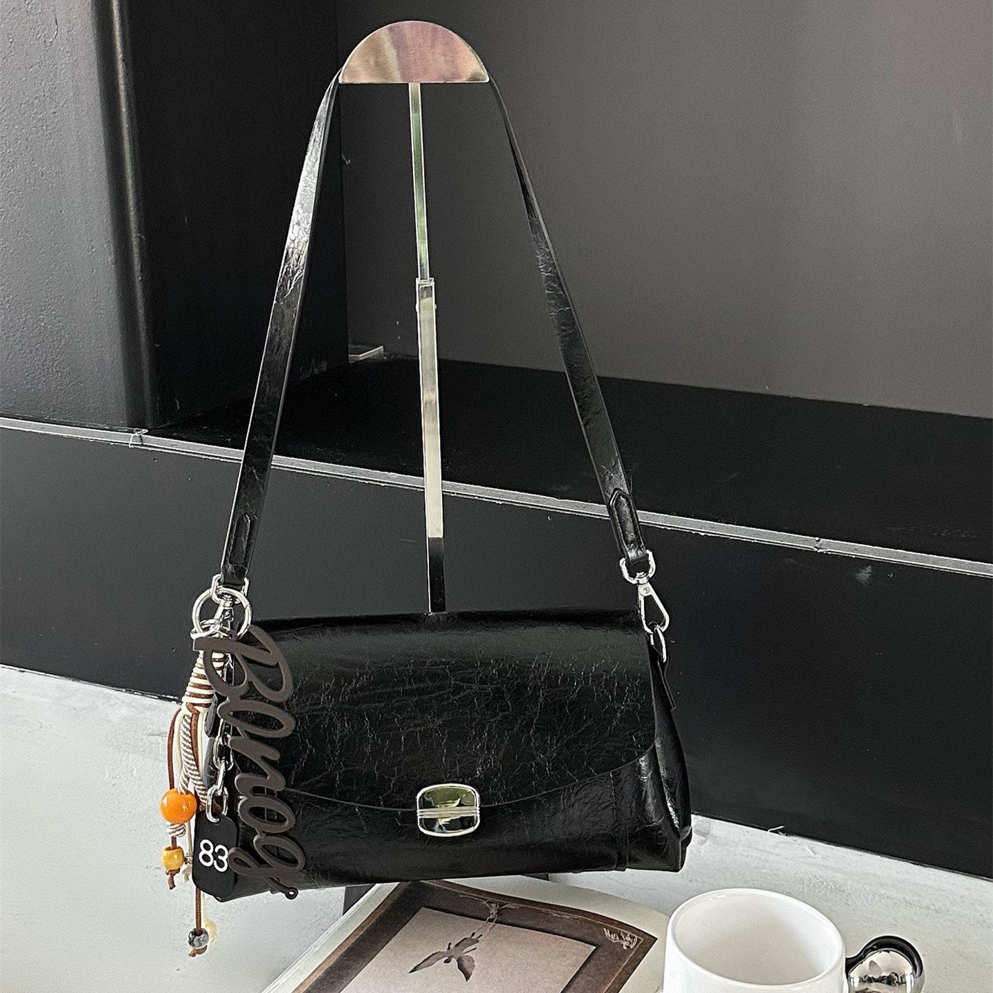 2026新款黑色油蜡皮邮差包女小众高级感复古单肩斜挎百搭通勤小包