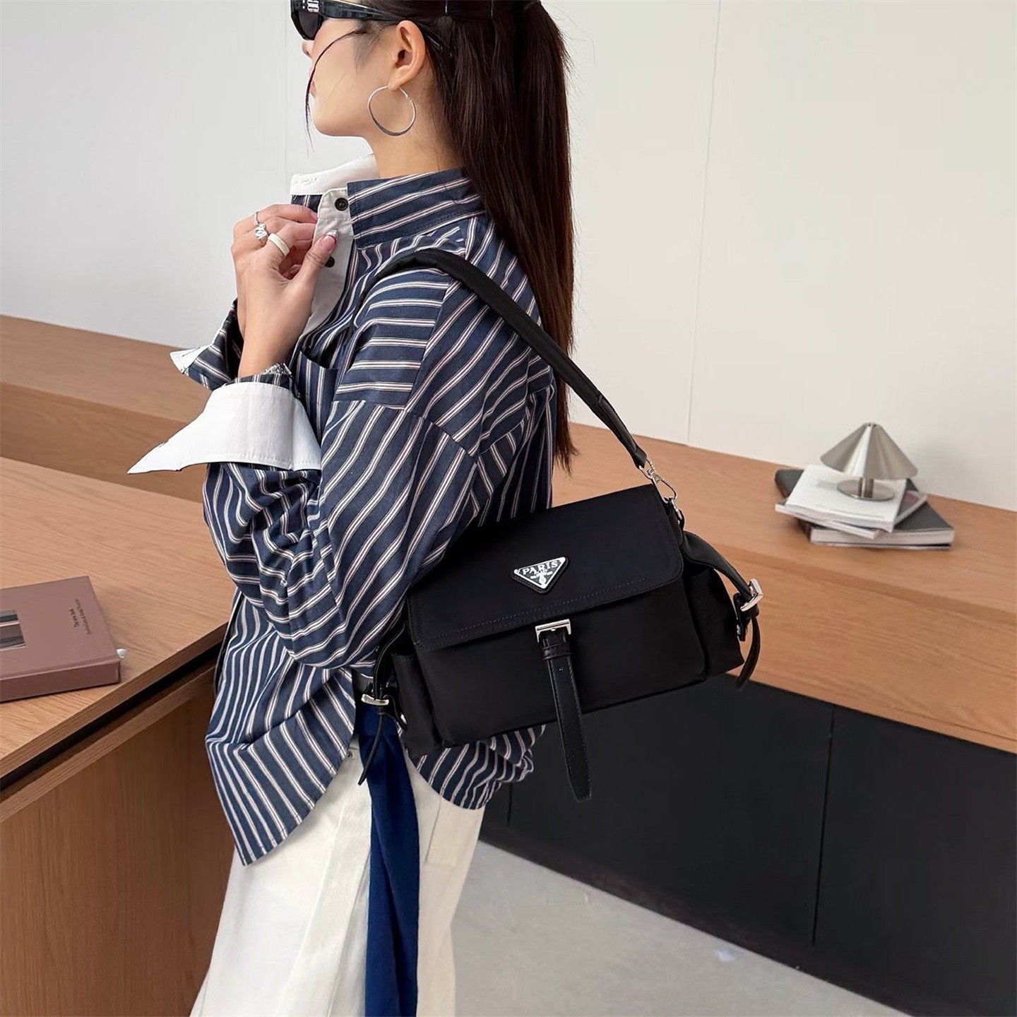 春夏高级感翻盖黑色尼龙腋下包女三角标单肩包百搭通勤斜挎邮差包