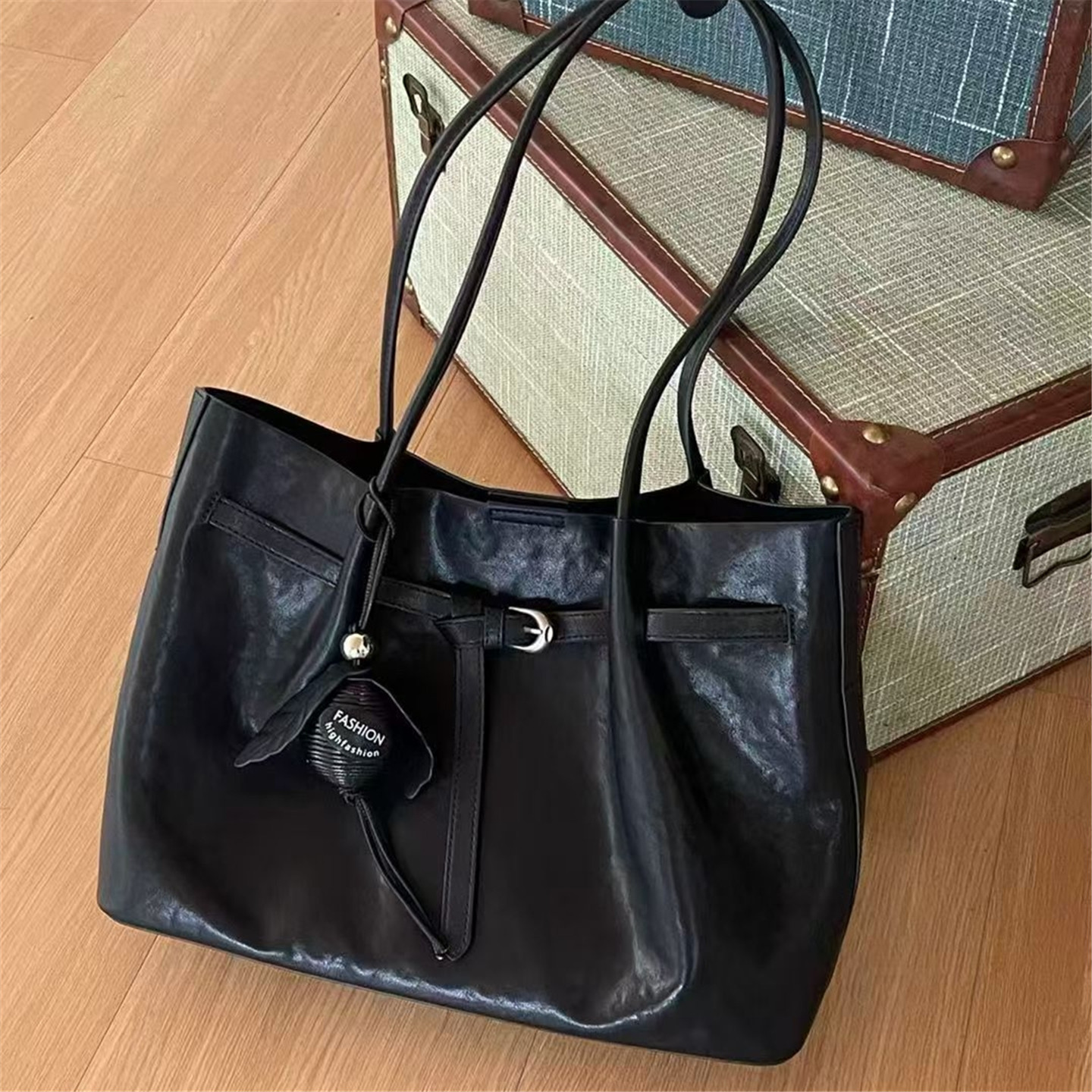 韩慵懒风软皮通勤包女皮带扣装饰大容量简约单肩手提包休闲腋下包