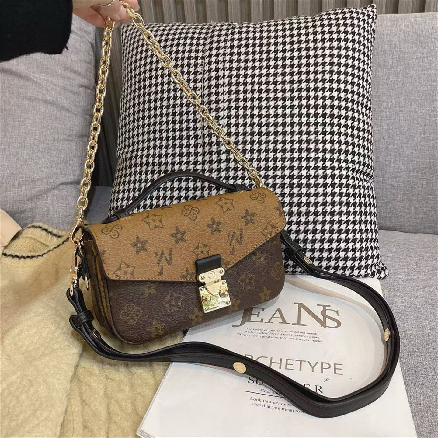 2026新款复古拼色老花邮差包女小众高级感锁扣手提单肩斜挎小包包