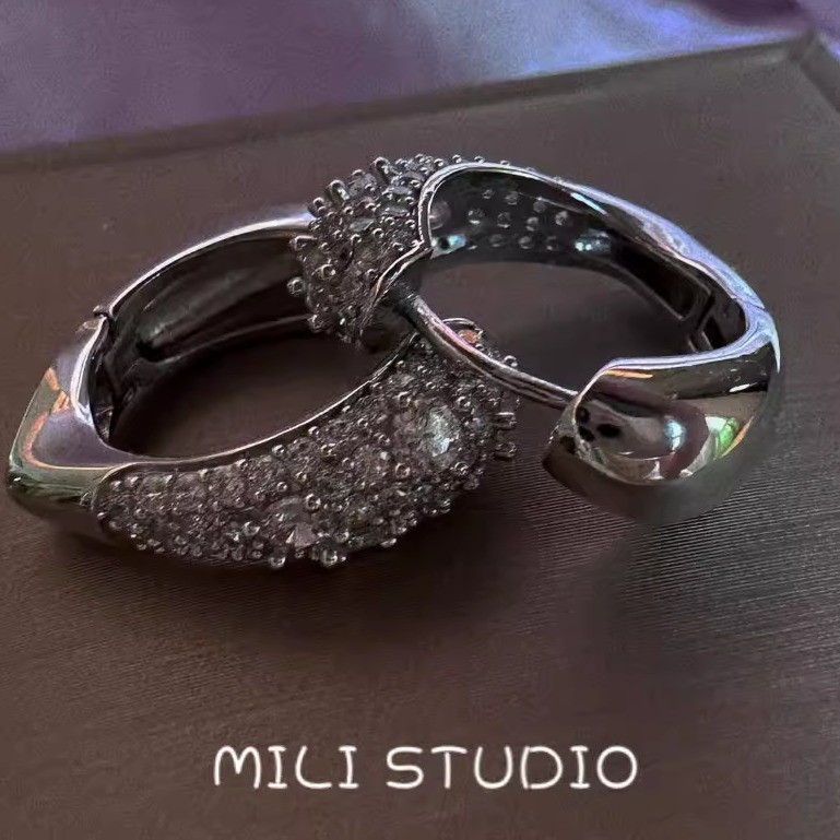 MILI   白金色镶钻心形耳圈耳环清冷感米粒耳饰