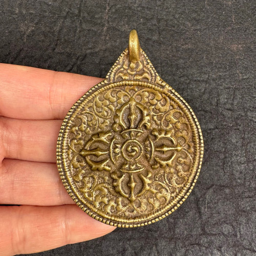 西藏利马铜手工敲打錾刻复古黄铜十字金刚杵九宫八卦牌子挂件