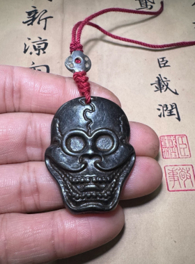 尼泊尔西藏仿古天铁做黑漆古皮壳寒铁阿呆骷髅头吊坠尸陀林主挂件