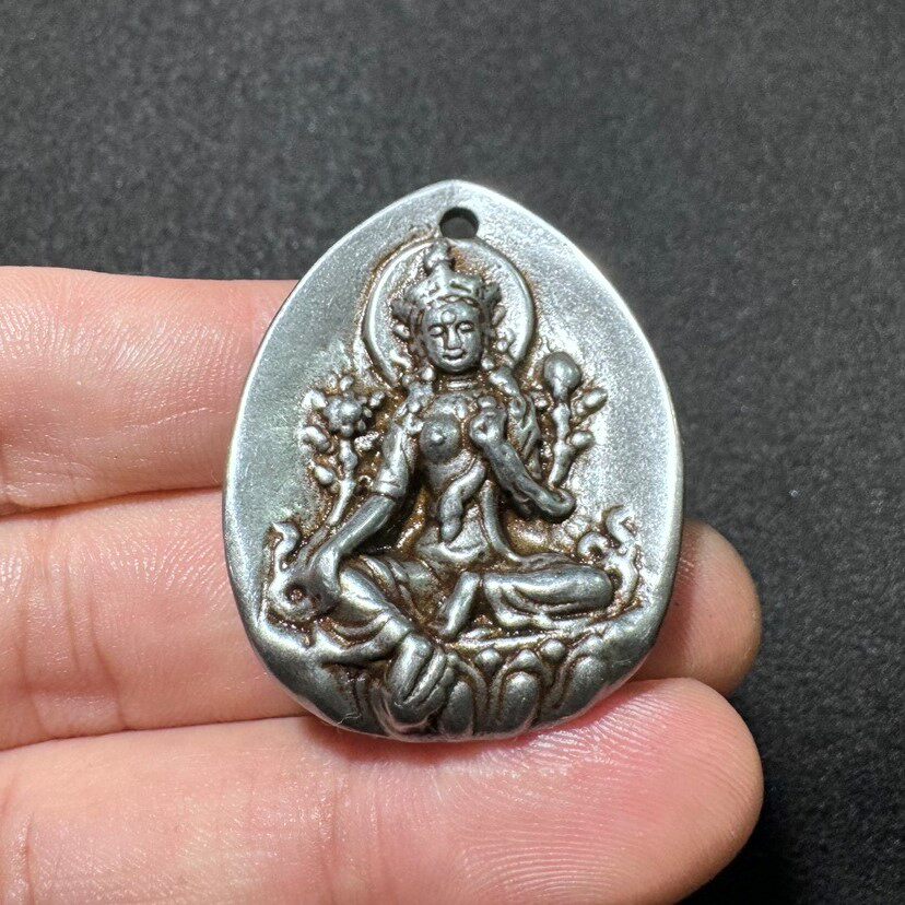 西藏寒铁藏式天铁錾刻藏佛绿度母特色文玩男女款陨铁小吊坠挂件