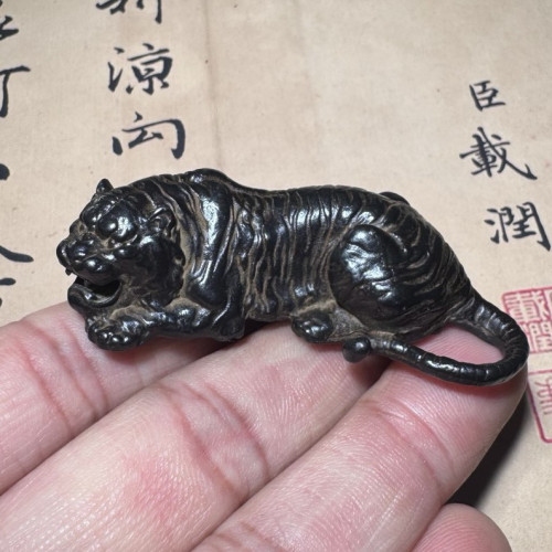 尼泊尔藏式复古天铁实心老虎茶宠摆件十二生肖虎卧虎压纸镇尺摆设