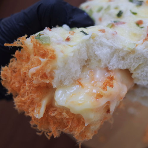 小春日食多酱香葱火腿肉松面包卷