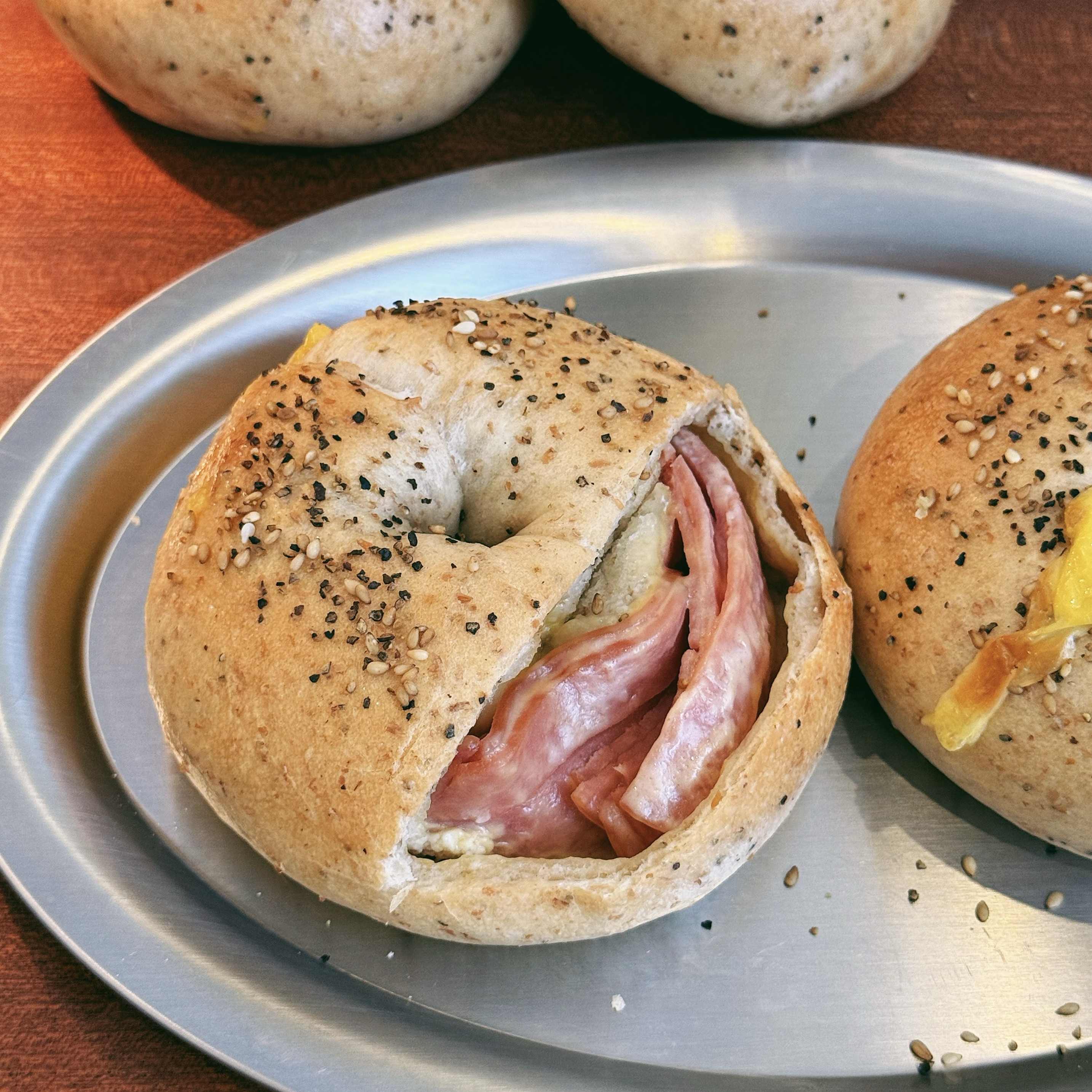小春日食 全麦黑胡椒奶酪芝士火腿贝果面包主食咸口早餐手作面包,零食/坚果/特产,中式糕点/新中式糕点,淘宝优惠券,粉丝福利购,淘宝优惠卷