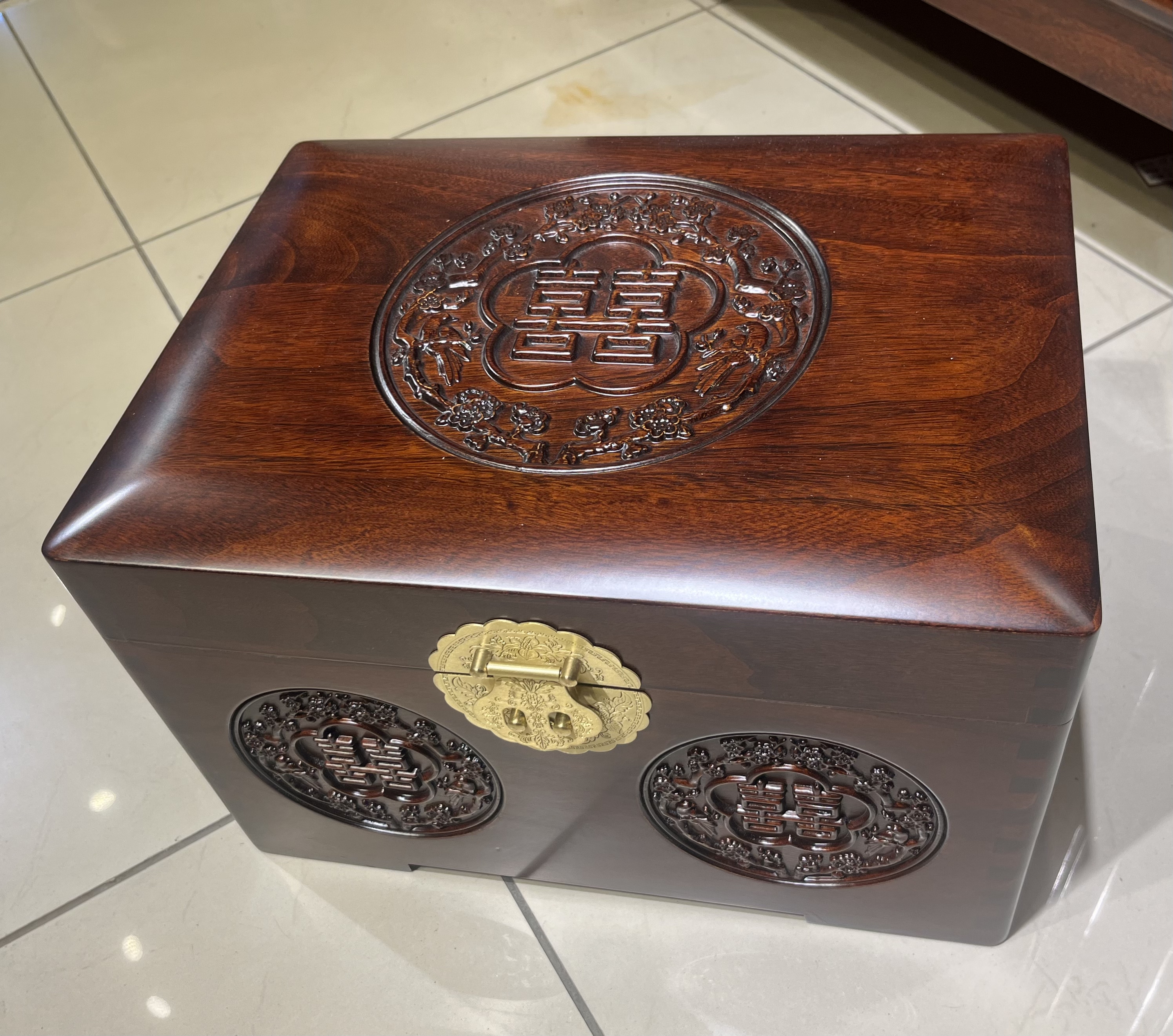 全香樟木实木雕花款婚嫁樟木箱字画书画储物箱精工制作