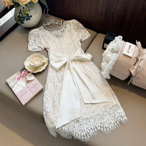 法式浪漫风重工蕾丝连衣裙轻奢镶钻V领后背绑带裙子2026女夏新款
