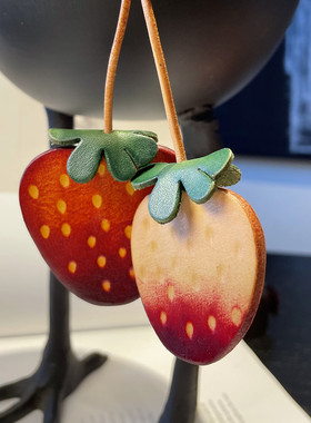 真皮钥匙挂饰草莓挂件