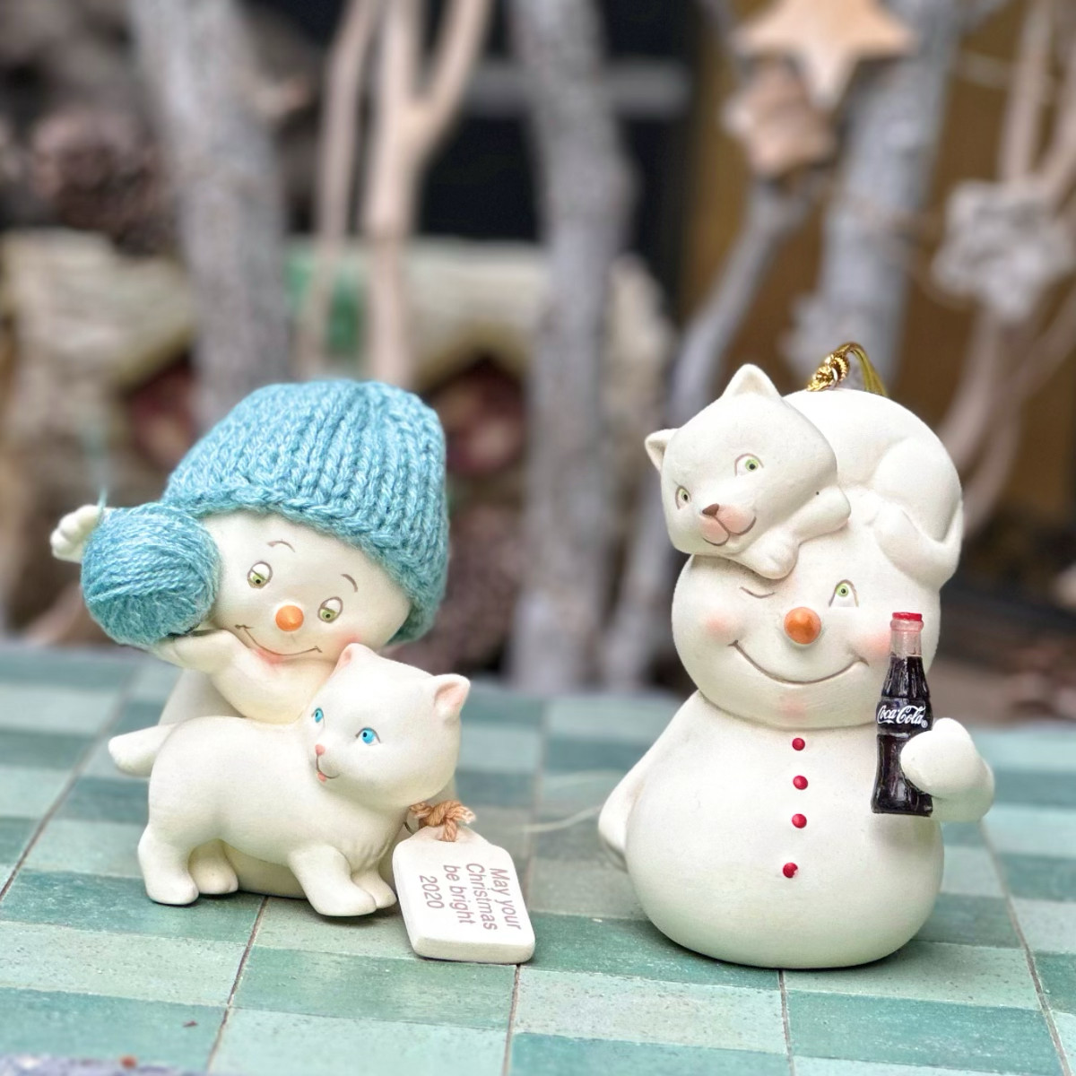 持续瓷生 出口陶瓷D56雪娃雪宝蓝色帽子小猫可乐饮料摆件工艺品