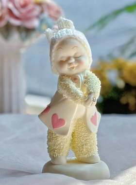 陶瓷雪娃粉色爱心马甲白帽子摆件