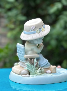 持续瓷生 少件陶瓷水滴娃娃草帽男孩坐椅子湖边摆件场景工艺品