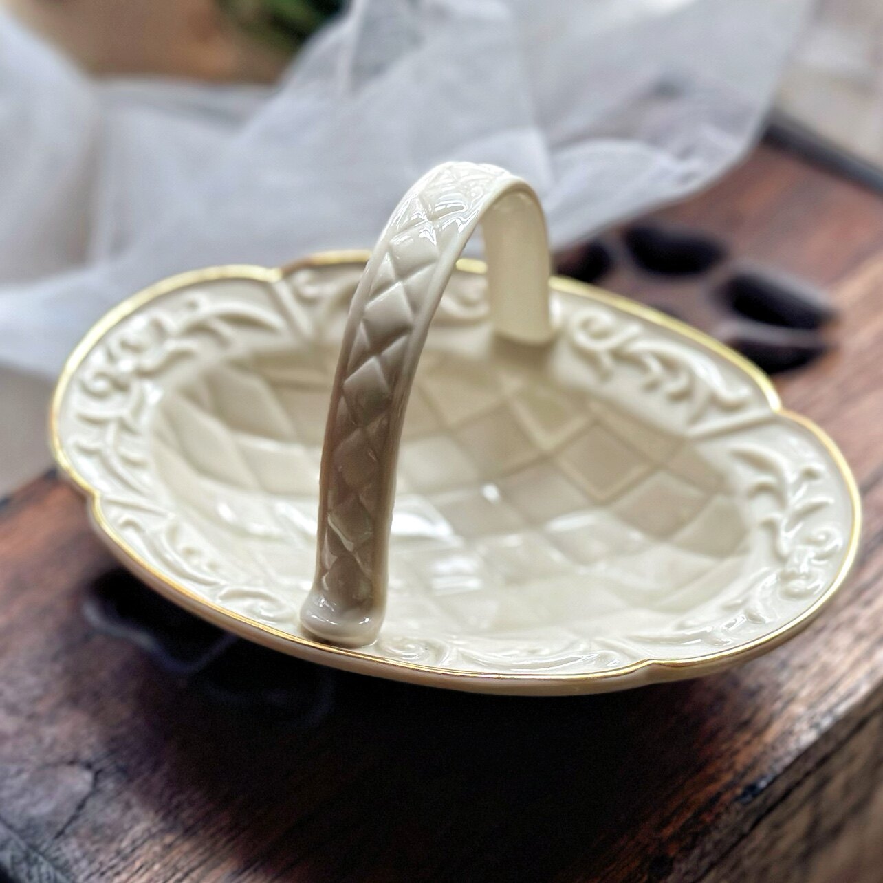 陶瓷浮雕描金提篮装饰钥匙碟品