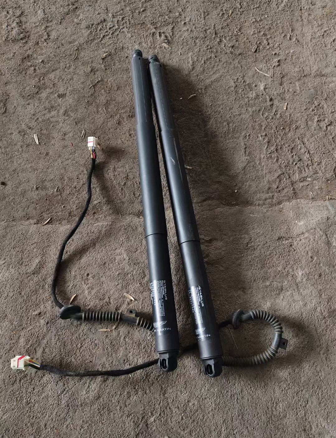 阿斯顿马丁DBX尾门撑杆