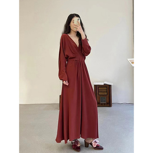 io东方·仕红收腰V领真丝连衣裙