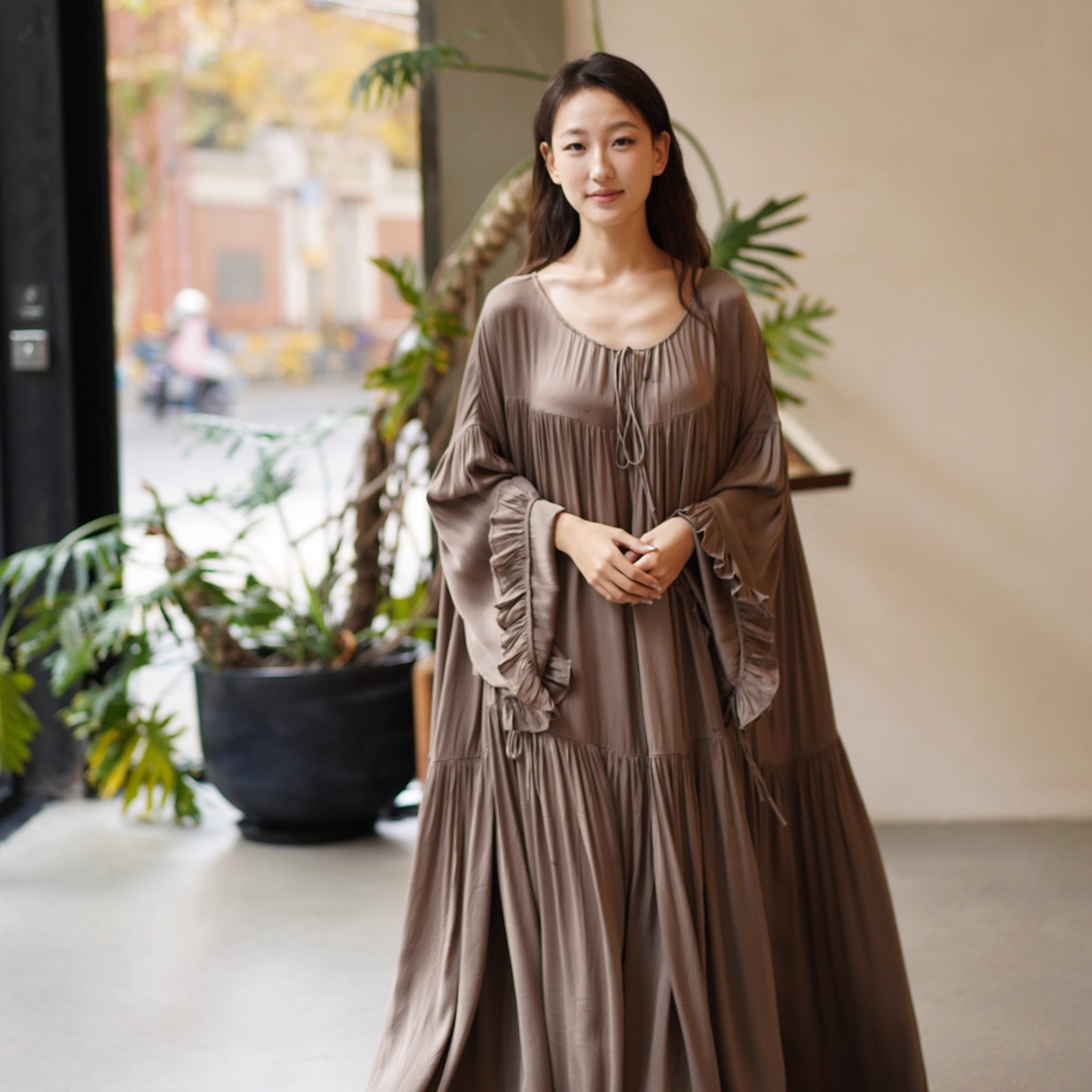 Cha 官方 | Mutedance 25AW 沙色植物染抽褶喇叭袖宽松系带连衣裙