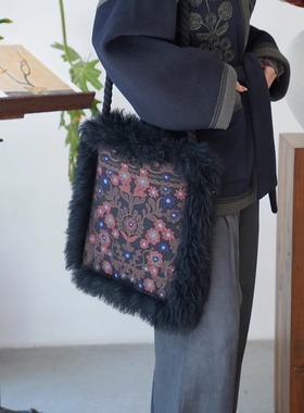 Cha 官方 | Antik Batik 25秋冬 MAGYAR 羊毛花纹黑色手提小方包