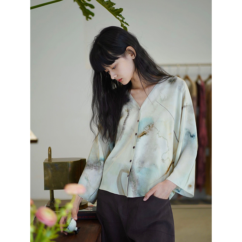 io“霁”真丝印花V领衬衫