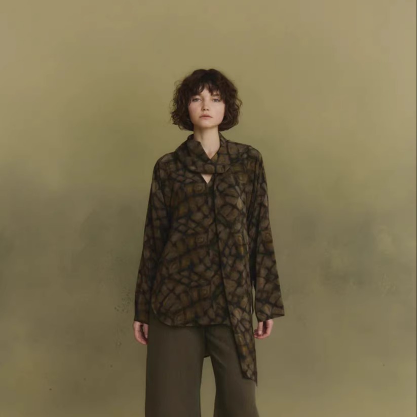 Cha官方 | Cortana 25秋冬 DEEP真丝印花薄绸蝙蝠袖V领侧开叉上衣