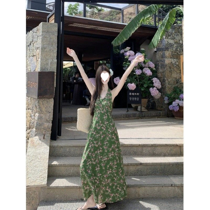 复古绿色碎花挂脖连衣裙女夏季法连衣裙