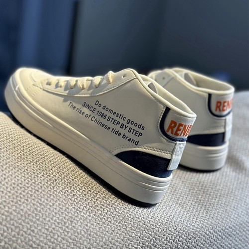 人本白色休闲高帮皮面鞋子