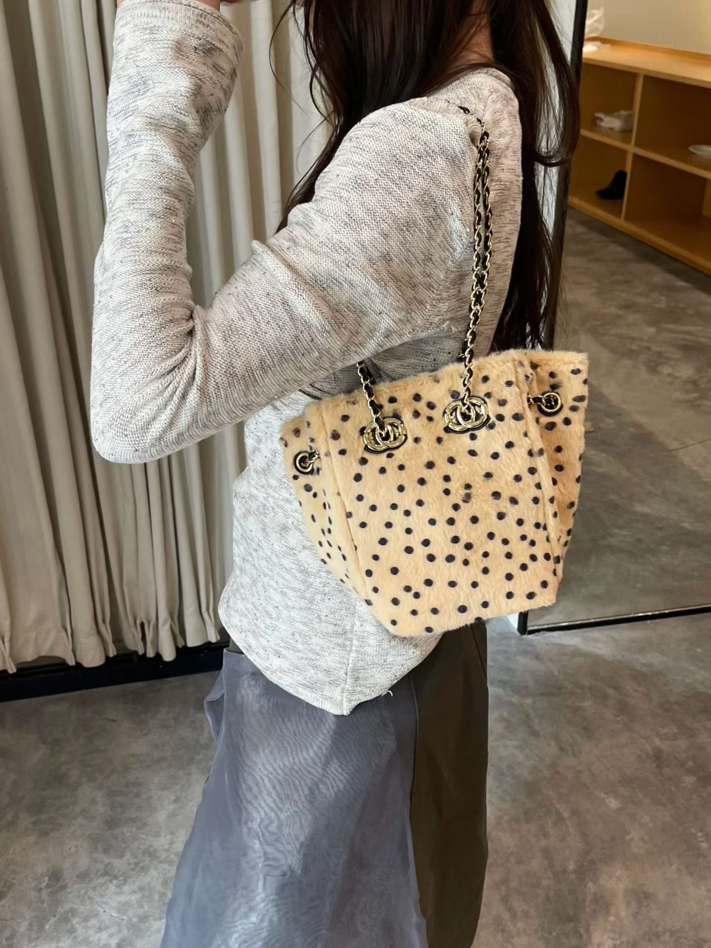 小香风走秀款流行包包女波点毛绒水桶包mini豹纹单肩腋下包皮草包