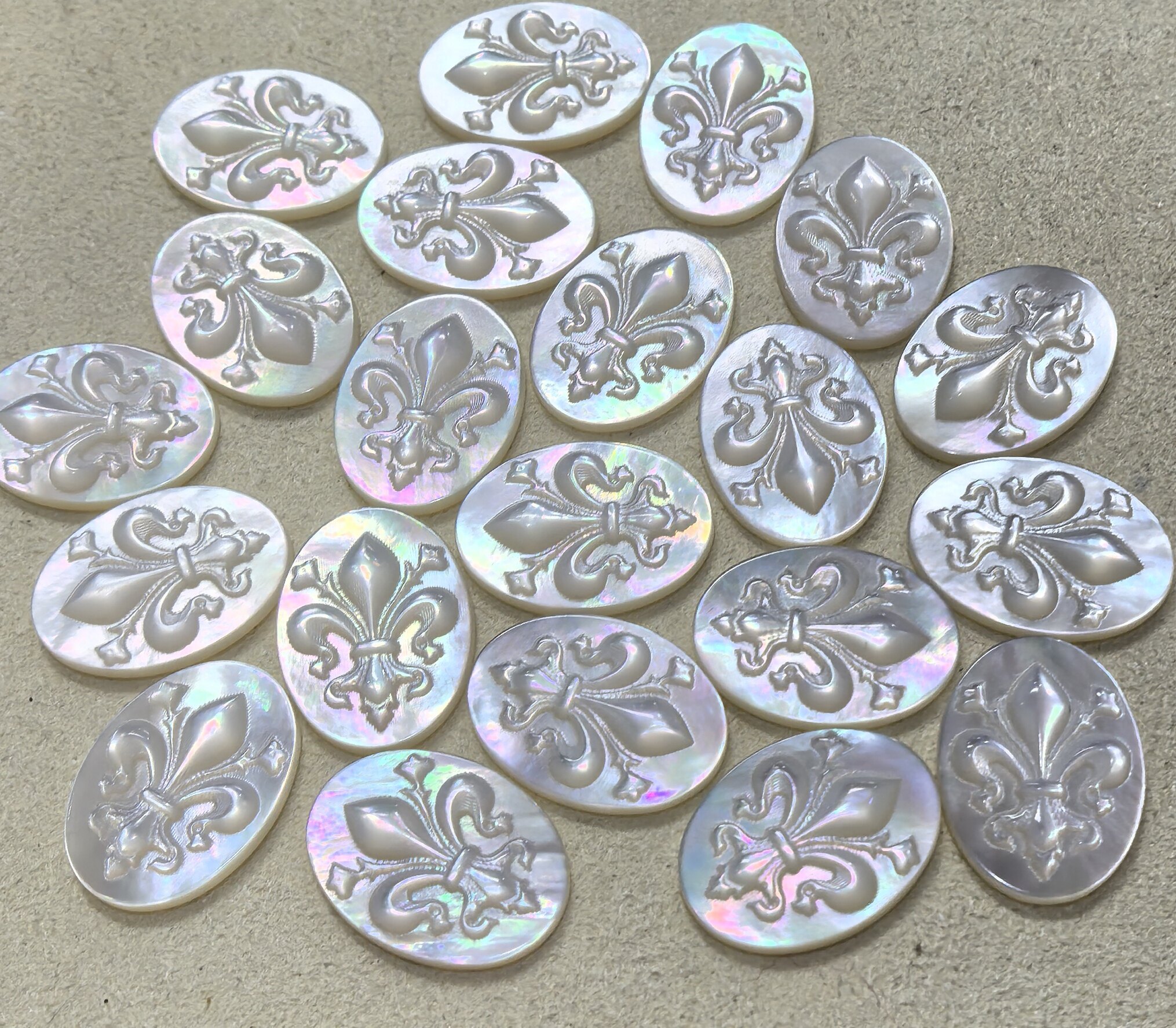 深海蝶贝13*18mm鸢尾花花牌白黄黑蝶贝DIY贝壳手工饰品配件材料
