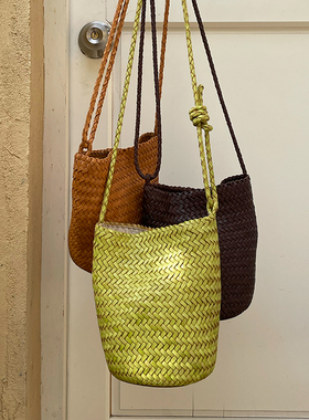 “度假系列”头层牛皮手工编织轻奢水桶包法式棉麻手机斜挎包肩背