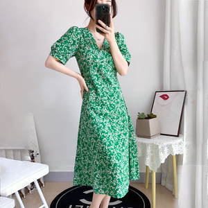 法式小众绿色碎花雪纺连衣裙2023夏季新款气质显瘦V领中长裙子女