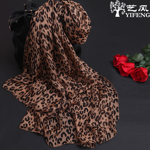 咖啡色百搭风经典豹纹丝巾围巾