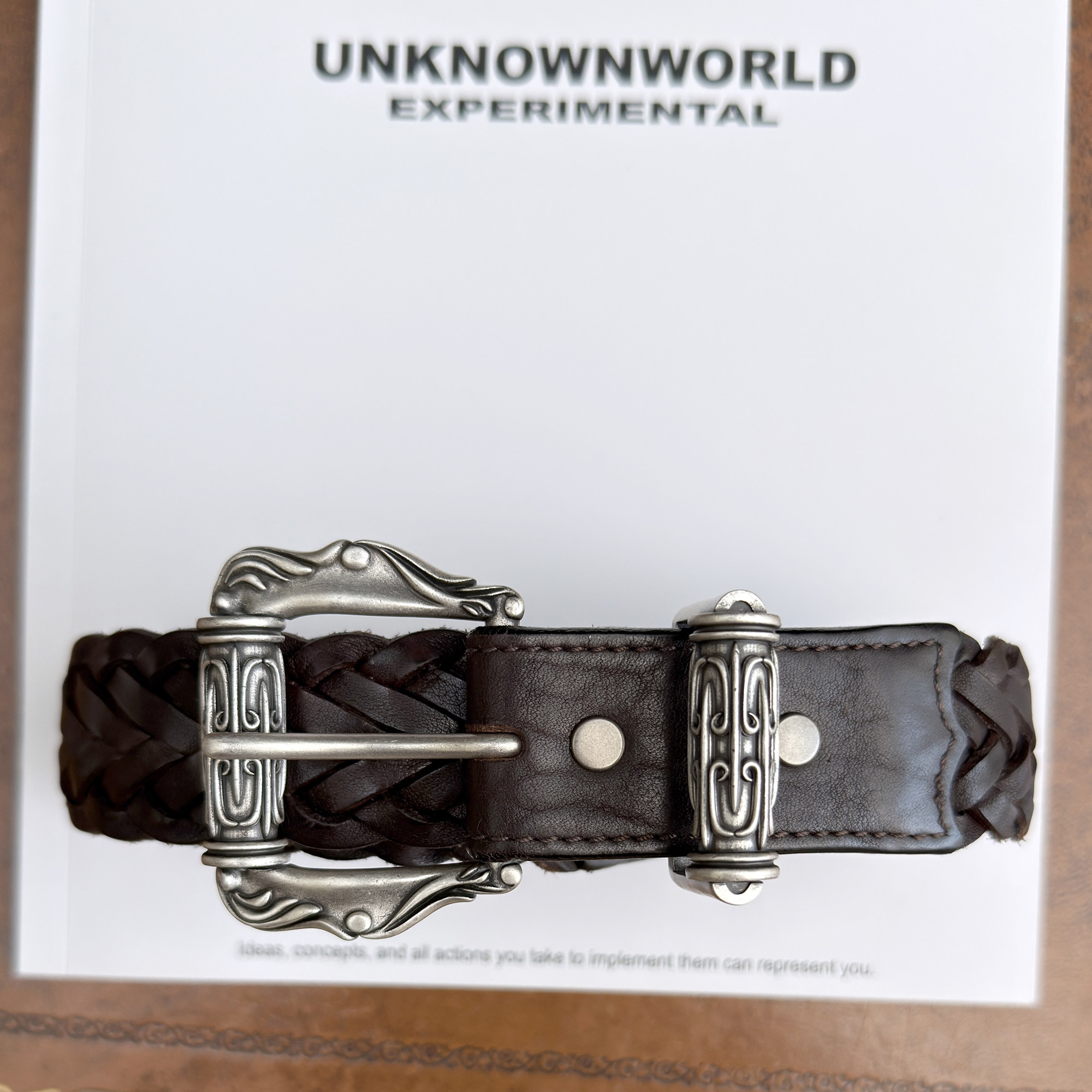 UNKNOWNWORLD 26FW 滚轴雕花铜镀银做旧植鞣编织牛皮腰带皮带