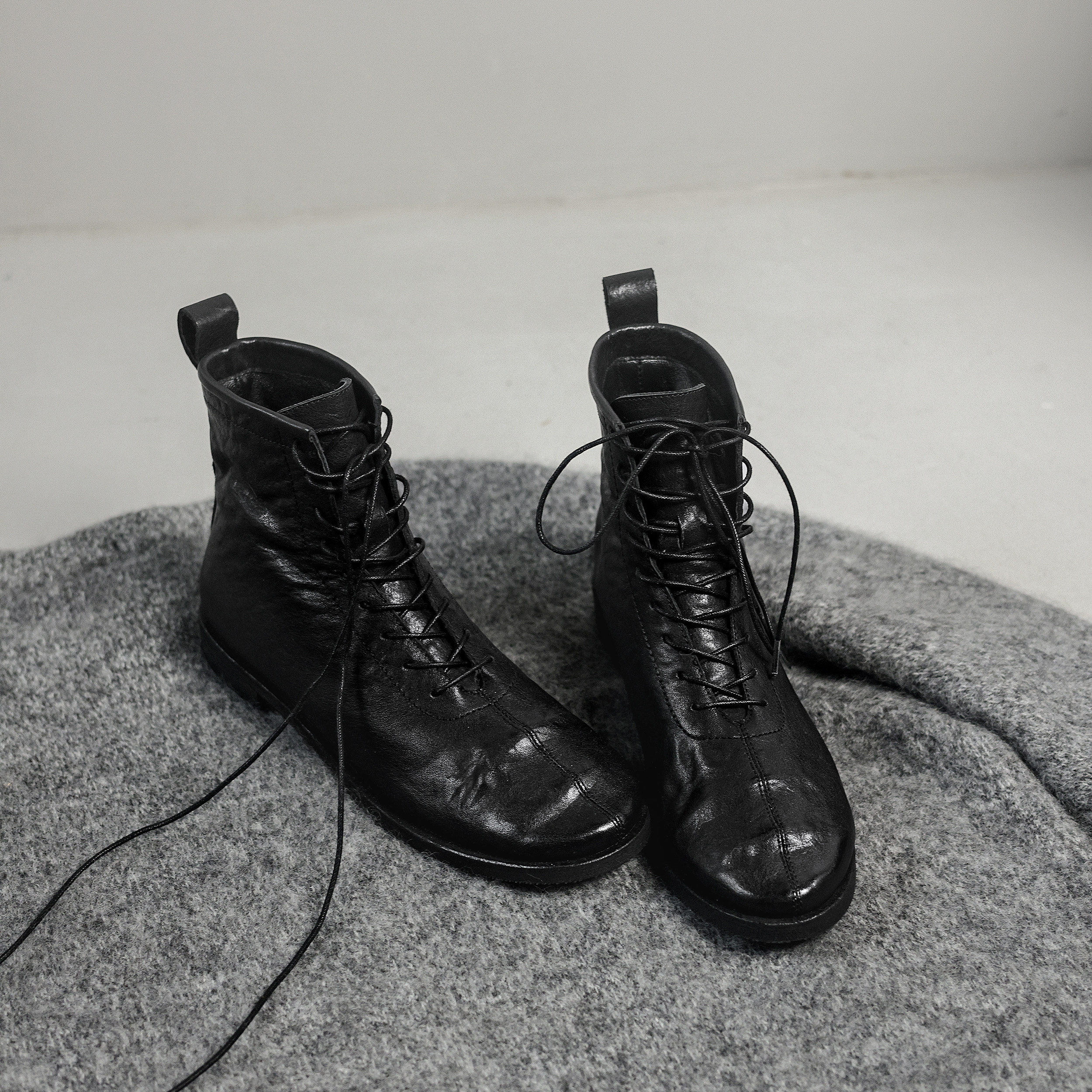 马皮黑色系带马丁靴女