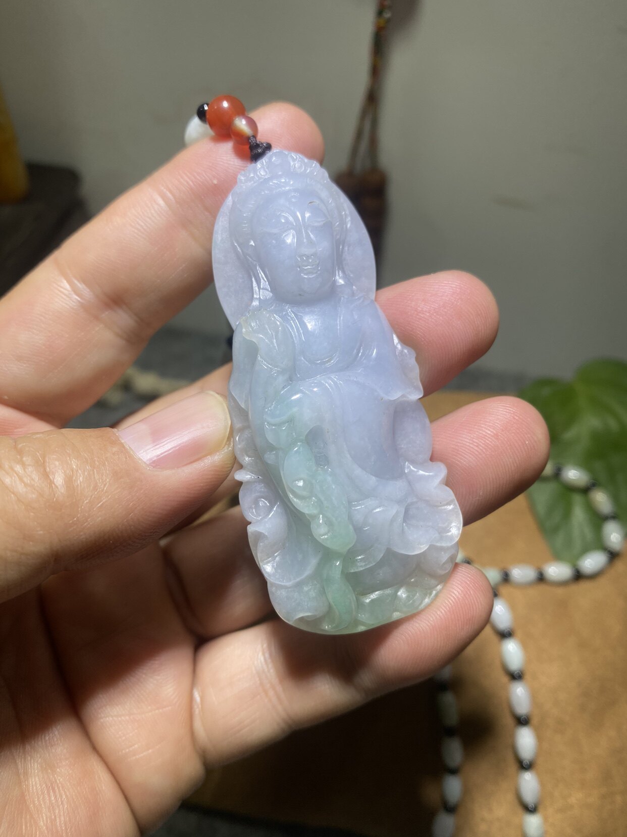 翡翠雕刻的观音人物挂件天然翡翠出品