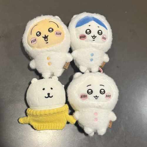 实拍-日本联名乌萨奇小八吉伊变装系列白熊黄毛衣毛绒公仔包挂件