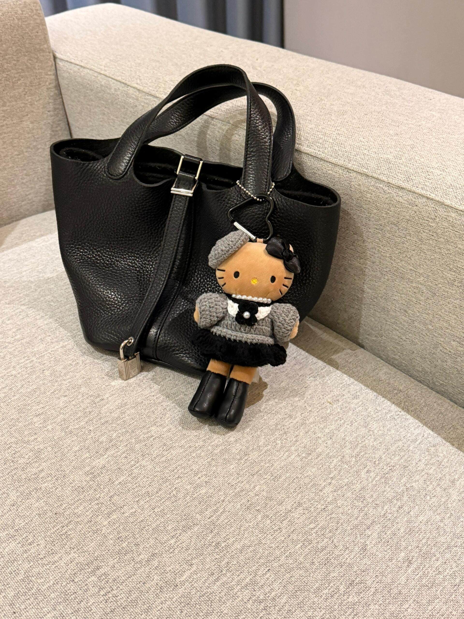 实拍-日本kitty猫冬日香香毛衣黑皮长腿kt猫公仔包包挂件挂饰玩偶