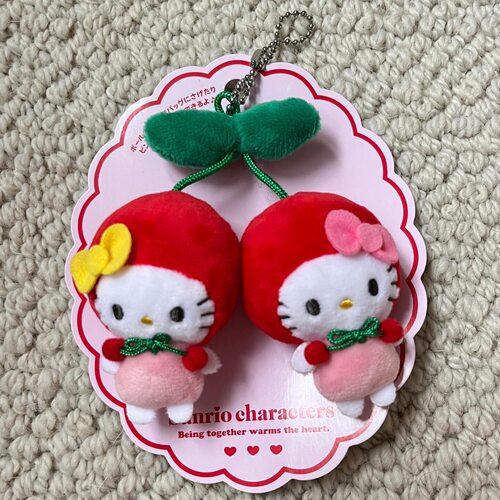 实拍-日本kitty胸针挂件KT猫樱桃包包毛绒公仔挂饰钥匙扣生日礼物