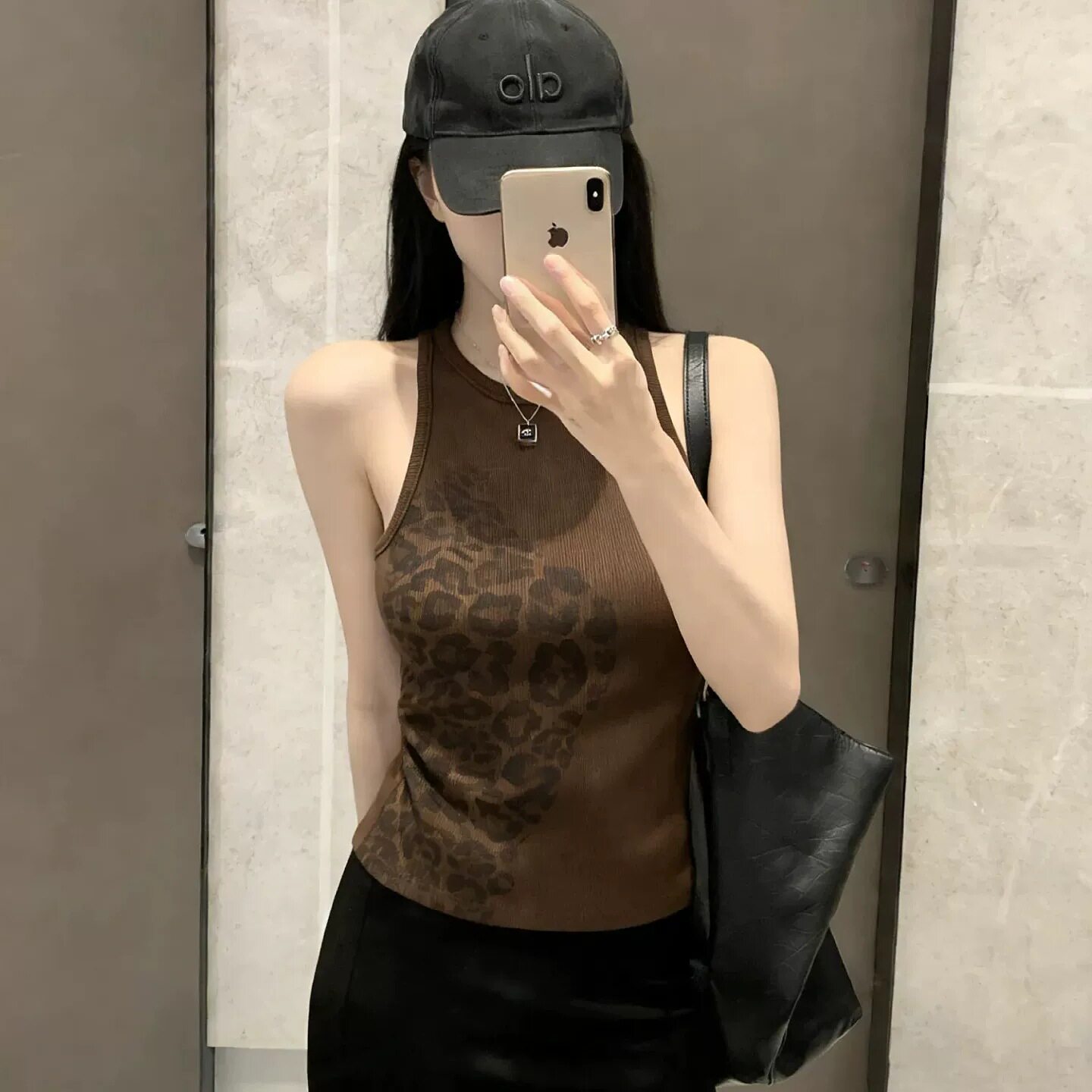 潮牌2026新款时尚简约豹纹印花设计感挂脖吊带背心女修身显瘦外穿