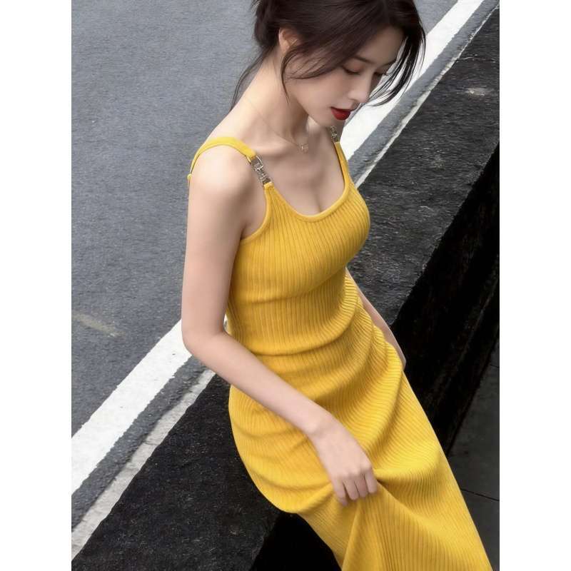 多巴胺黄色冰丝吊带方领连衣裙绝美巨好看收腰显身材包臀OL裙