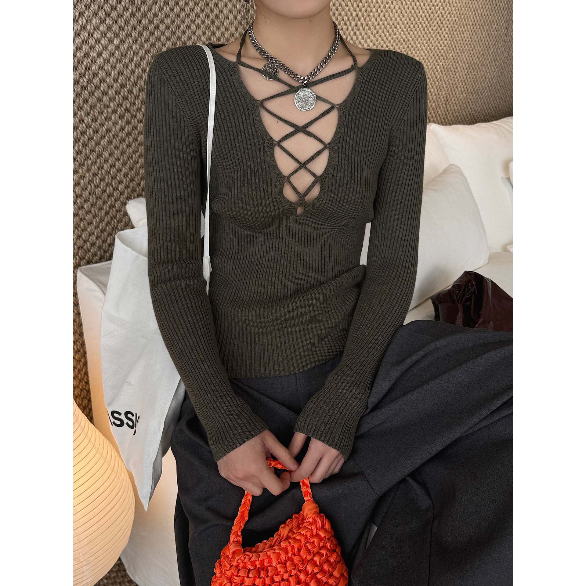 有乐春季新款欧美摩登交叉绑带v领短款针织衫修身显瘦上衣女