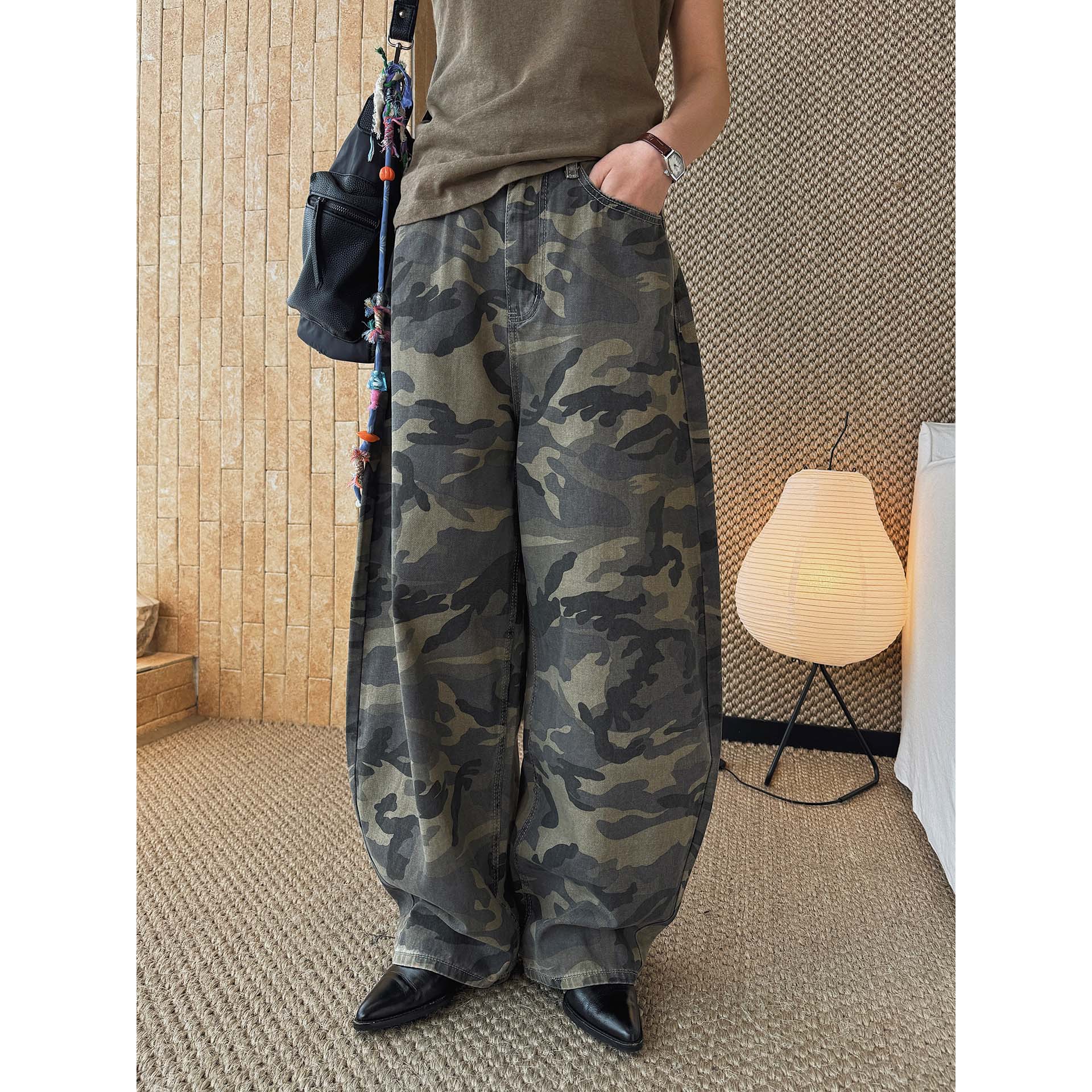 有乐春季新款韩系复古工装风迷彩弯刀阔腿牛仔裤宽松廓形长裤女