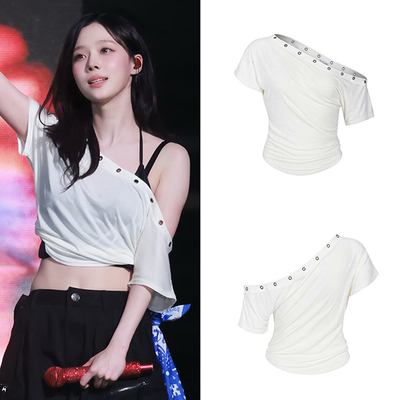 金玟庭同款校庆斜领露肩白色T恤