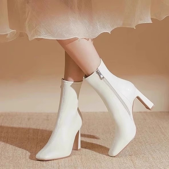 冬天配裙子的鞋高跟短靴冬季粗跟