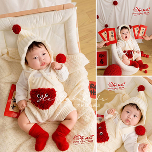 网红同款男宝女宝百天周岁新年摄影拍照服装红色过年主题球道具
