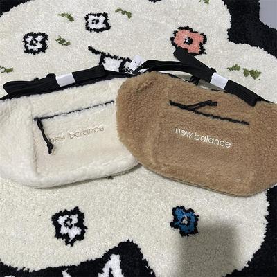 仿羊羔绒斜挎包NEWBALANCE